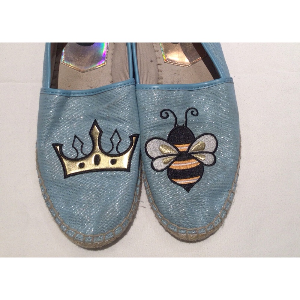 Fun little casual flats. Lightly worn